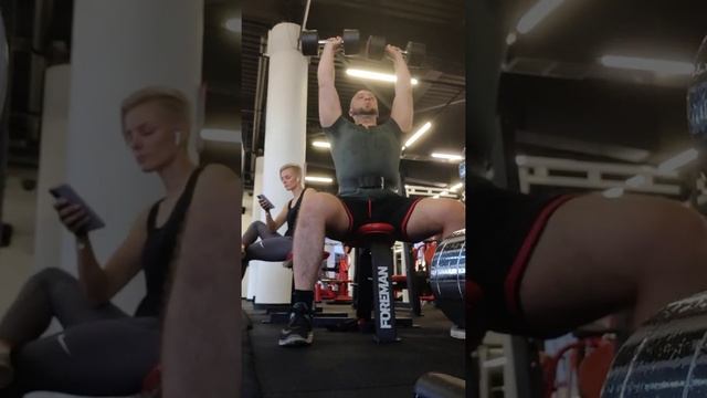 жим гантелей сидя смотреть онлайн