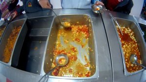 Чем кормят китайских детей: школьная столовая