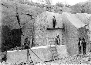 Рабочии каменаломни на глубине 15 метров нашли колонны.wmv