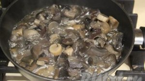 Картошка с замороженными лесными грибами на сковороде