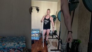 Клевок таза в приседаниях