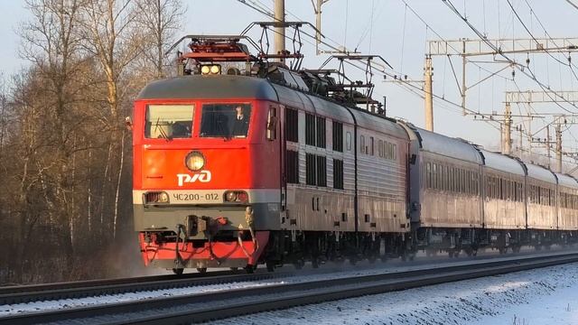 ЧС200-012 со скоростным поездом "Невский экспресс" Санкт-Петербург - Москва и приветливой бригадой смотреть онлайн