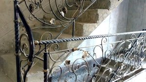 Кованые перила для лестницы в частном доме