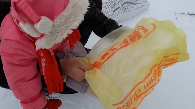 ВЛОГ катаемся на крутой горке в деревне бабушка на лыжах Элина и Юля катаются на пакетах картоне ? смотреть онлайн