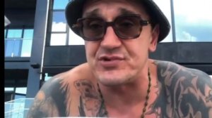 Стас Домбровский делает ветер.