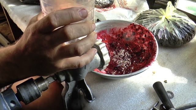 СУПЕР ПРИБОР для давки СМОРОДИНЫ из МЯСОРУБКИ. смотреть онлайн