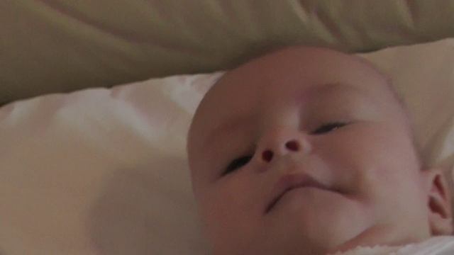 Смешной ребенок. Малыш гулит, пускает пузыри. Аркадий 5 мес. смотреть онлайн