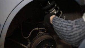 Замена задней опоры стойки Toyota Carina E.