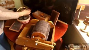 Барабанный кардер средний чешет собачью шерсть