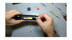 Как разобрать аккумуляторный? фонарик ?.