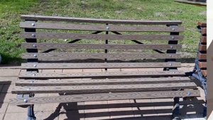 Чугунная лавочка обшитая доской ДПК