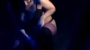 В России девушка разделась догола за коробку от iPhone