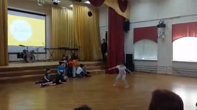 Крутое выступление начинающих танцоров смотреть онлайн