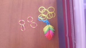 Как плести из резинок брелок пёрышко.
