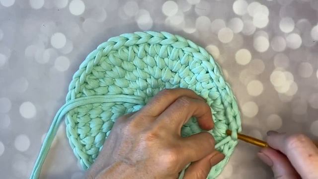 12 урок О ВЯЗАНОМ ДОНЫШКЕ ДЛЯ КОРЗИНЫ смотреть онлайн