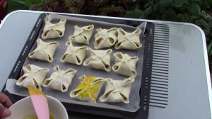 Конвертики с яблоками из слоеного теста