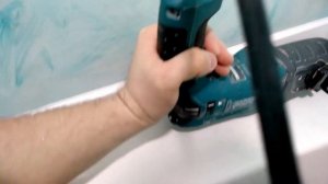 Как закрыть плинтусом щель между ванной и стенкой.