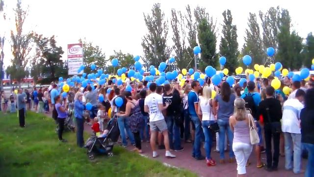 2014 жители Херсона в хорошем настроении. Самый большой торгово-развлекательный центр "Фабрика" шар смотреть онлайн