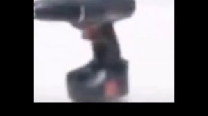 Дрель крутится под музыку из Нокии под чернокожего афро амереканса