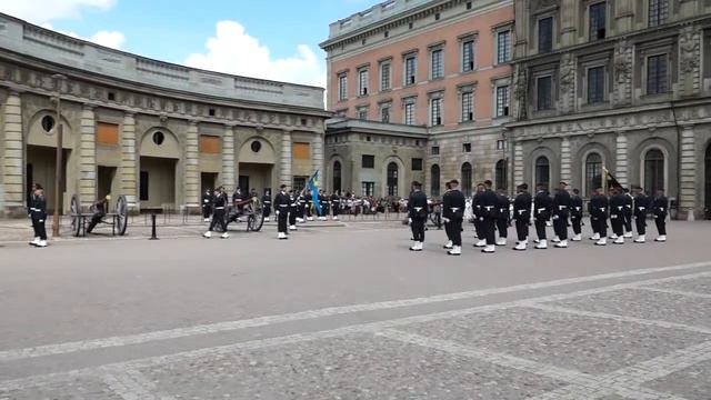 Швеция, Стокгольм, Смена караула в королевском дворце смотреть онлайн