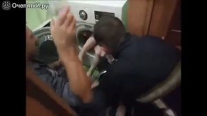 Мальчуган застрял в стиральной машинке