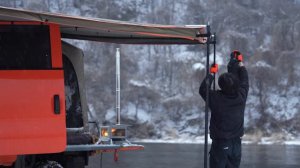 Зимний кемпинг на ледяной воде с грузовиком-трансформером