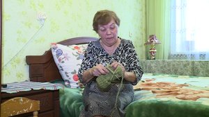 Жительница Нижневартовска вяжет носки для бойцов СВО