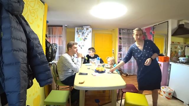 Отправили детей и сели завтракать смотреть онлайн