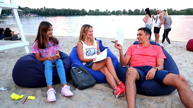 МАМА против ПАПЫ 😘 КТО лучше ЗНАЕТ МЕНЯ😜 ПРАНК над Папой Лиза Найс😱 смотреть онлайн