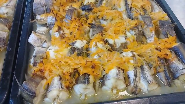 Тушеная рыба в духовке с морковкой и луком
