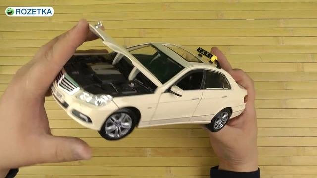 Распаковка Maisto 1:18 Mercedes-Benz E-Class German Taxi (36191 Lt. Yellow)