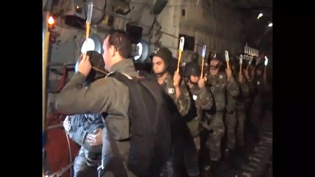 Αλεξιπτωτιστής φοβάται να πηδήξει από αεροσκάφος C-130 смотреть онлайн