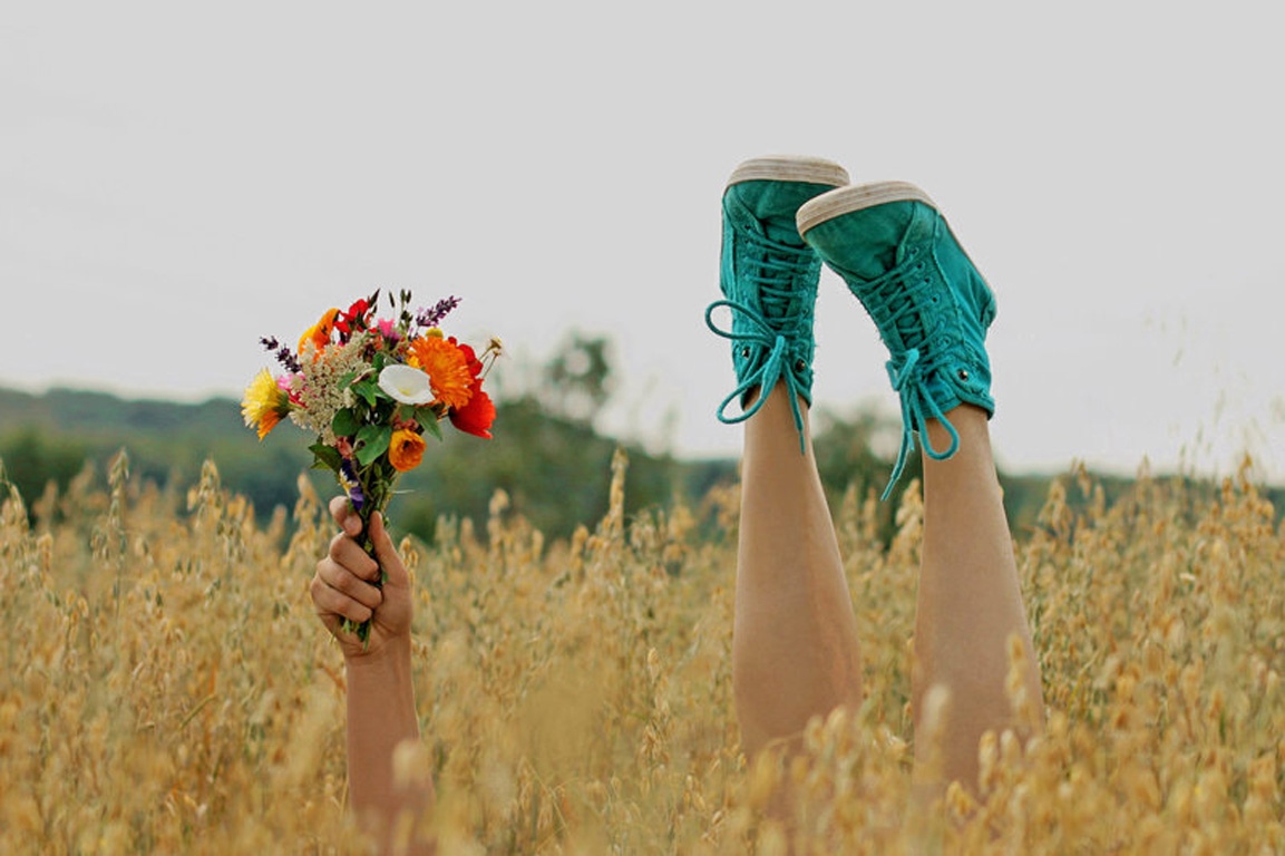 Жизнь полна красоты. Фотосессия в цветах. Ноги из травы. Позитивное лето. Лето счастье.