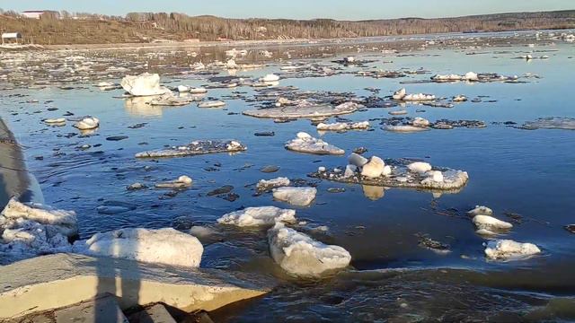 Ледоход на реке Томь в Томске - часть 1