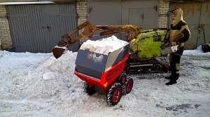 МОТОМУЛ вывозит снег с прицепом (мини думпер, мини самосвал МОТОМУЛ)
