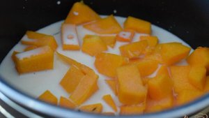 Рисовая каша с тыквой и изюмом