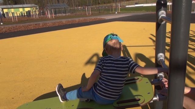 НА ПЛОЩАДКЕ ДЛЯ ЗАНЯТИЙ СПОРТОМ