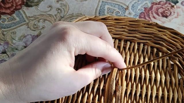 Как сплести и прикрепить ручку к коробу.