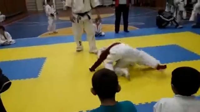 Мой первый спаринг на каратэ я в красной футбокке смотреть онлайн