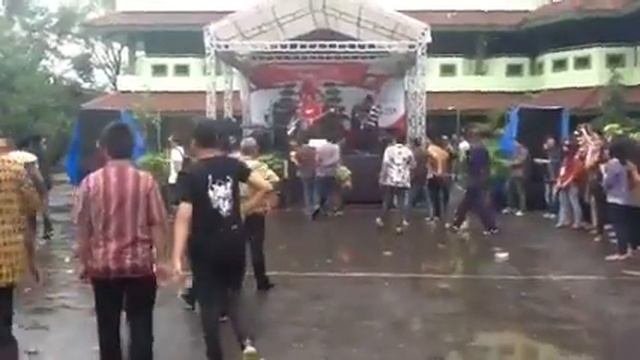 Skip Ranger - Ngupi in the saturday night (live) at sma 83 смотреть онлайн