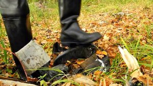 Trampling and rubber boots with the new ones \ Болотными сапогами топчу старые сапоги
