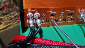 как поканально подключить динамики к усилителю на примере мидбаса и твитера