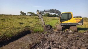 LIMPANDO VALA- Escavadeira Hyundai 140 Op Iago