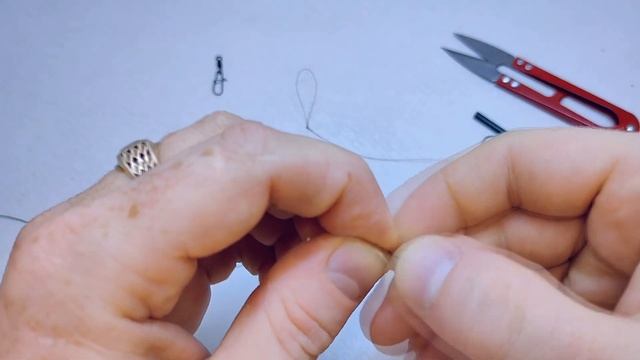 Как привязать поводки на резинку. Как привязать крючок к лески с помощью трубочки. Стопорный узел