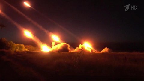 Минобороны РФ показало кадры работы реактивных систем залпового огня "Град" в зоне спецоперации