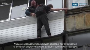 В Орле пожарным пришлось спасать мужчину, стоявшего на внешней стороне балкона с рюкзаком