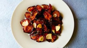 Вяленые сливы с чесноком и травами в духовке