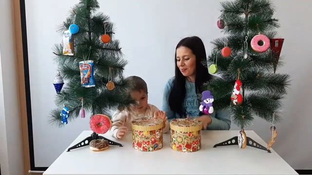 Новогодний челлендж  Наряжаем елку Съедобные игрушки на елку Чья елка вкуснее?