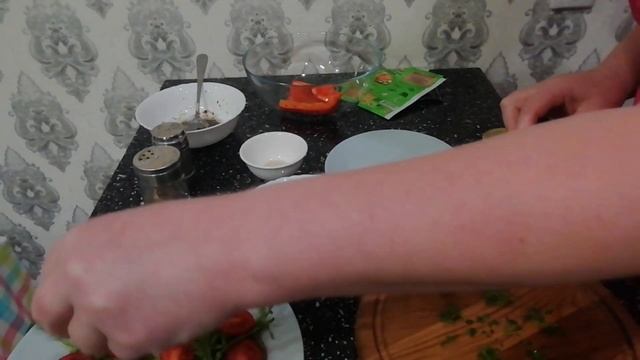 Салат итальянский с рукколой и помидорами.