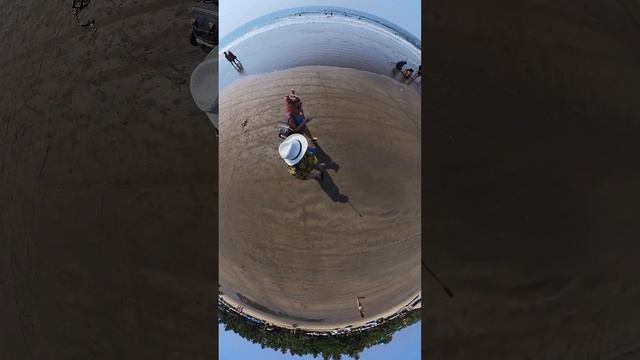 Прогулка по пляжу Арамболя, ГОА, Индия. Walking by Arambol Beach at GOA, India.